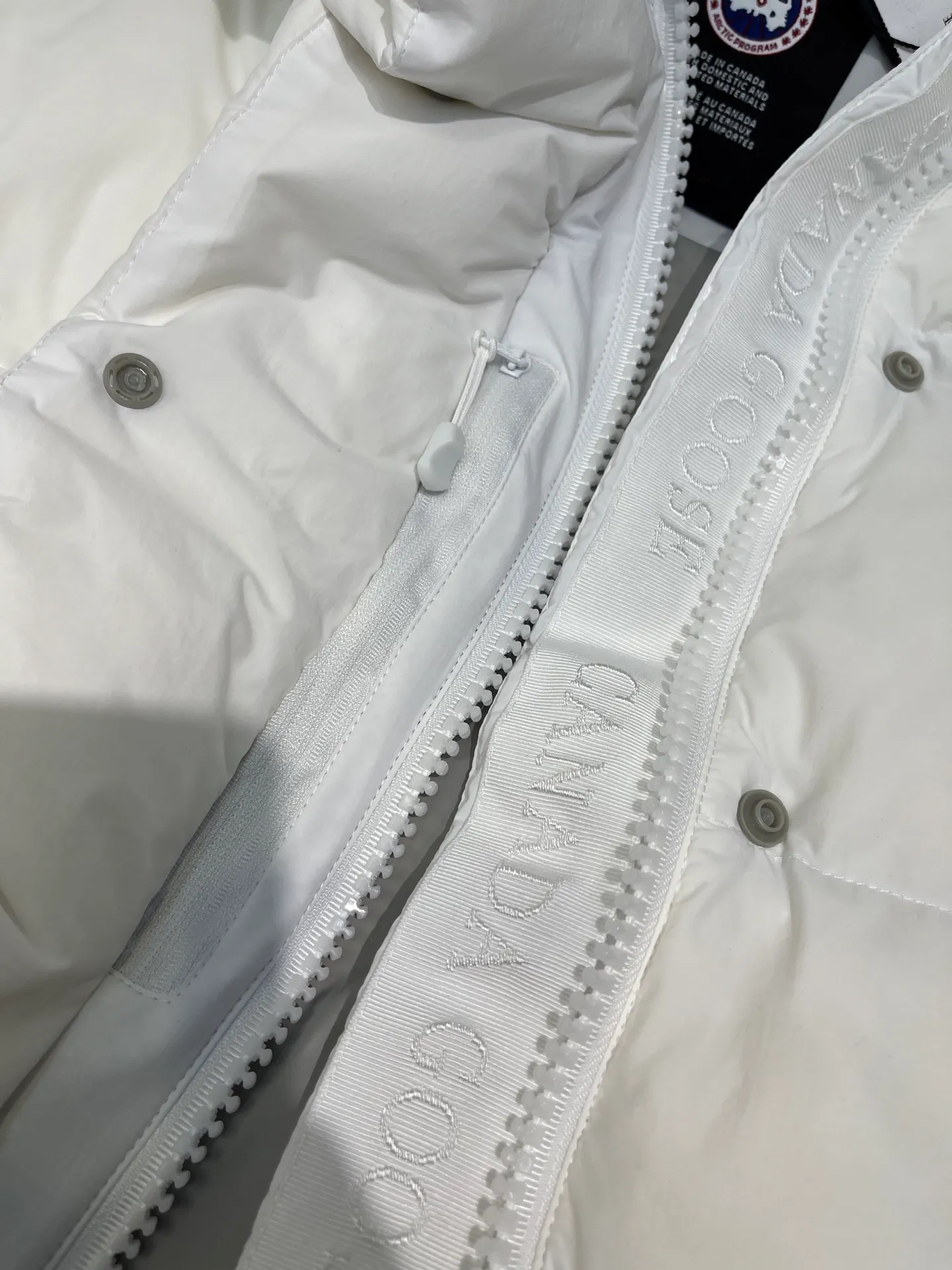 P740 Big Goose Capsule White Label Down Canada Goos* Canada Goose's new limited white label bread jacket, the same style for men and women, filled with 625 fill power white goose down, and the fabric has a satin feel. Suitable for wearing in spring and autumn in various cities, this model has a stand-up collar design, classic and versatile, and has good thermal insulation effect! Fabric + Features: ✅Fabric: 85% polyester, 15% cotton, windproof and waterproof ✅Lining: 100% polyester, windproof and waterproof ✅Filling: 80% pure white duck down, 20% pure white feathers ✅Fillness: 625 ✅Care instructions: Dry cleaning ✅Zipper: Genuine YKK two-way entrance zipper ✅TEI Temperature Feeling Index 1: Lightweight minus 5 degrees to 5 degrees Technology: ✅The fabric is made of CORDURA polyamide fabric, which is a new functional fabric and a leading technological product. The durability is 2 times higher than ordinary nylon fabric. Wear resistance, strong tear resistance, good hand feel and good color. ✅The liner is filled with imported 625 fill power 90 white duck down, the liner is reinforced with anti-runaway velvet liner, and the fly on the front center fly is designed with snap buttons to prevent ventilation and rain. Whether it is hiking, urban walking or polar exploration, this model can help you find the Cana that suits your body, activities and lifestyle. Color: pink, blue, black, white Size: xs-l